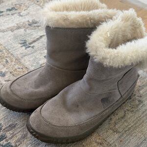 Sorel Women’s Out N About Cozy Gray Fur-Lined Booties